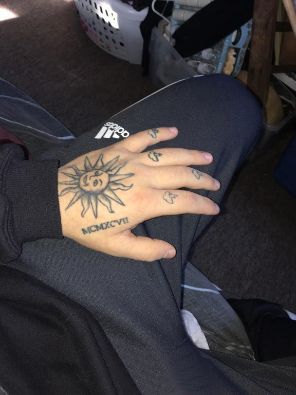 点击大图看下一张：太阳图腾纹身 男生手背上太阳图腾纹身图片