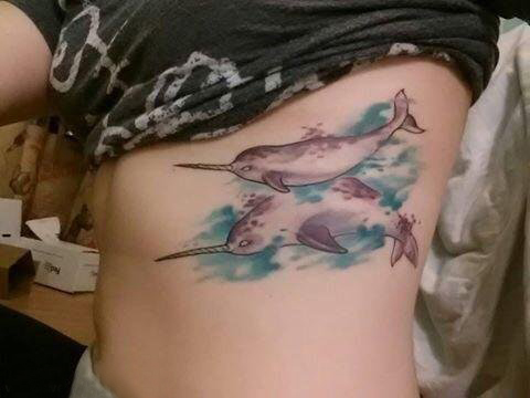点击大图看下一张：纹身鲸鱼 女生侧腰上彩色的独角鲸纹身图片