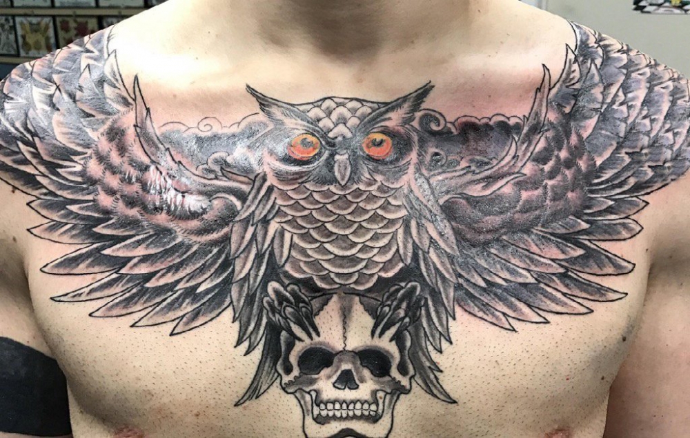 点击大图看下一张：纹身猫头鹰 男生胸部猫头鹰纹身图案
