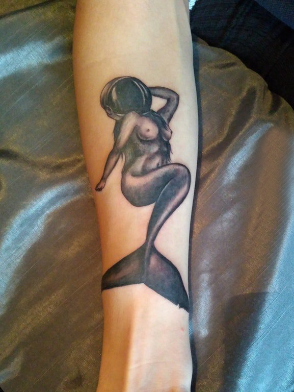 点击大图看下一张：纹身美人鱼图案 女生手臂上美人鱼纹身图片
