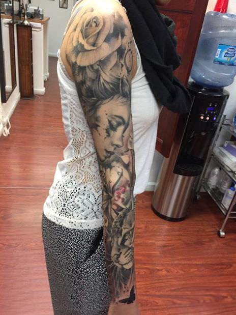 点击大图看下一张：纹身手臂女生 女生手臂上黑灰的人物纹身图片