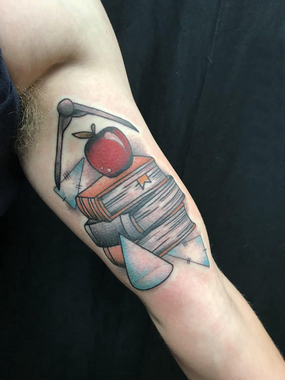 点击大图看下一张：纹身书籍 男生大臂上苹果和书籍纹身图片