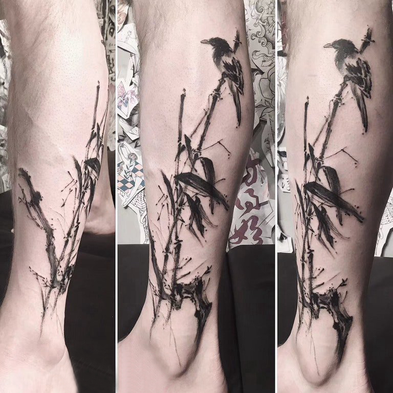 点击大图看下一张：纹身水墨画 男生小腿上黑色的竹子和小鸟纹身图片