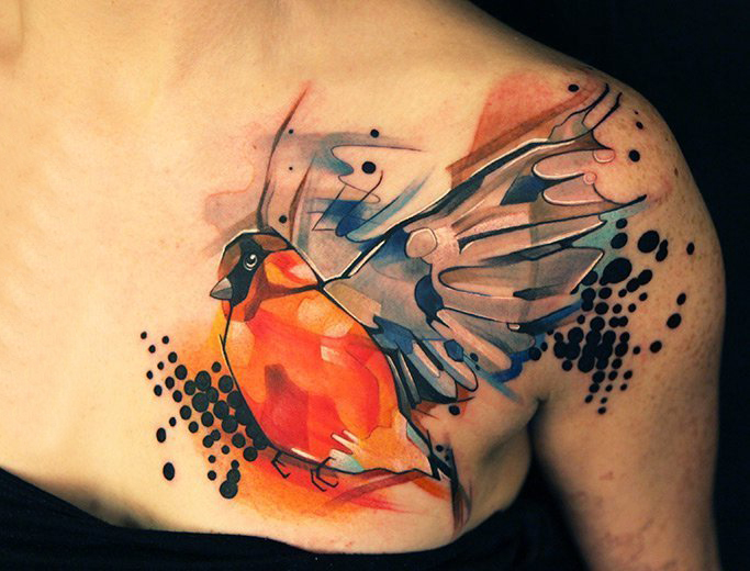 点击大图看下一张：纹身锁骨女 女生锁骨上彩绘的小鸟纹身图片