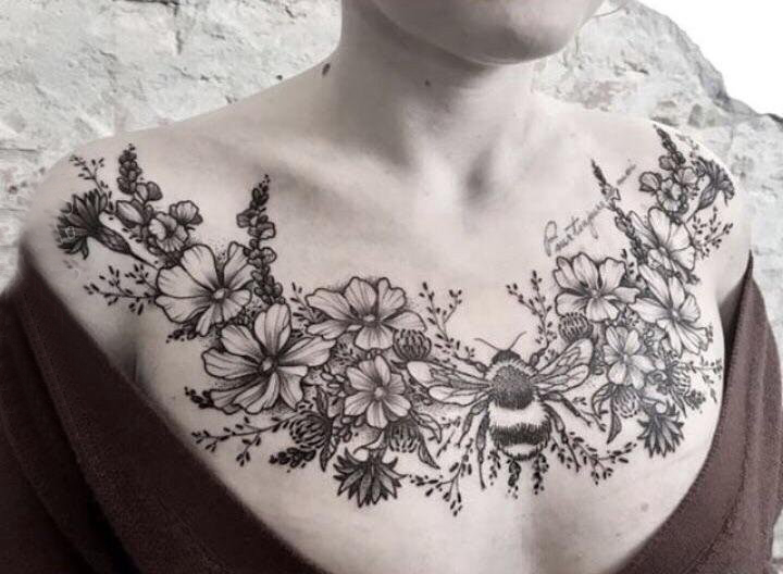 点击大图看下一张：纹身锁骨女 女生锁骨上蜜蜂和花朵纹身图片