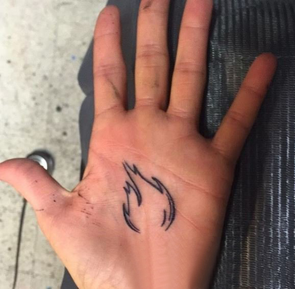 点击大图看下一张：手掌小纹身 多款简单线条纹身素描手掌小纹身图案