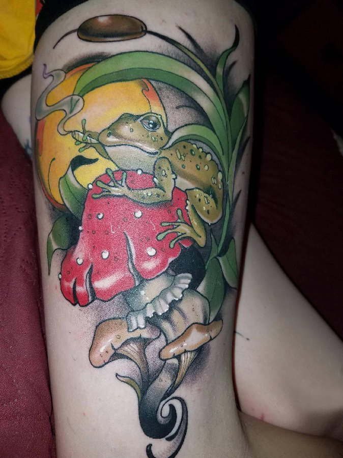 点击大图看下一张：彩绘纹身 女生大腿上蘑菇和青蛙纹身图片