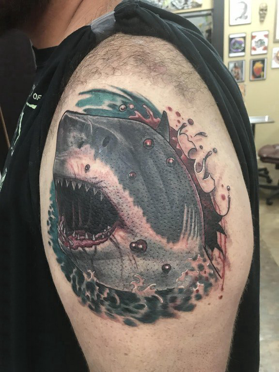 点击大图看下一张：大臂纹身图 男生大臂上彩色的鲨鱼纹身图片