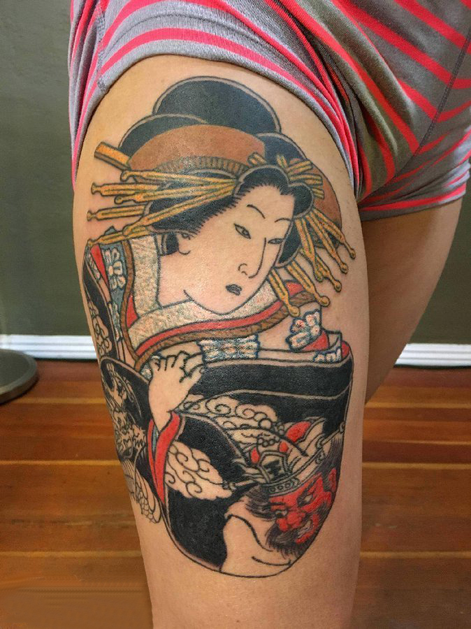 点击大图看下一张：大腿传统纹身 女生大腿上彩色的艺妓纹身图片