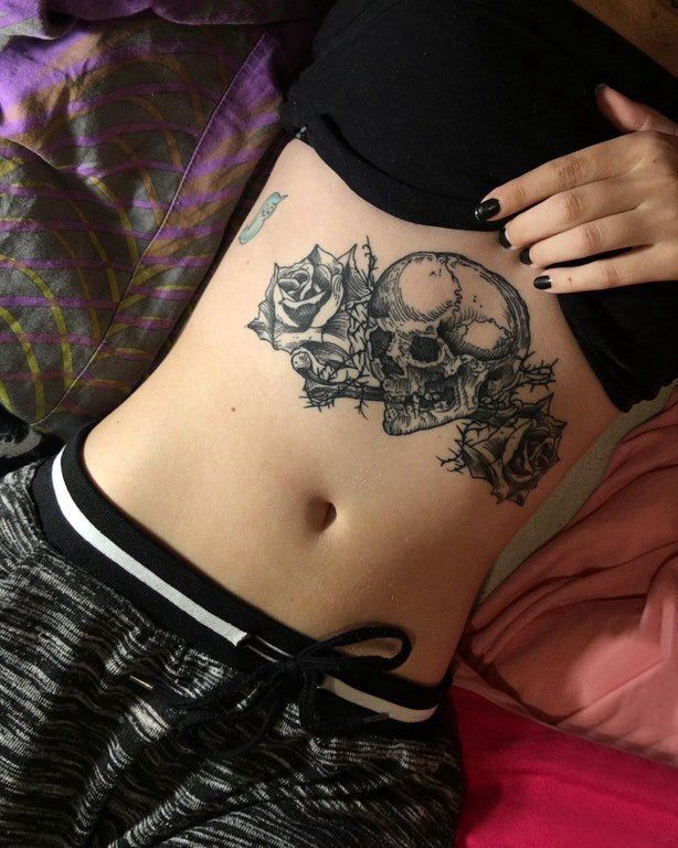 点击大图看下一张：腹部纹身 女生腹部玫瑰和骷髅纹身图片