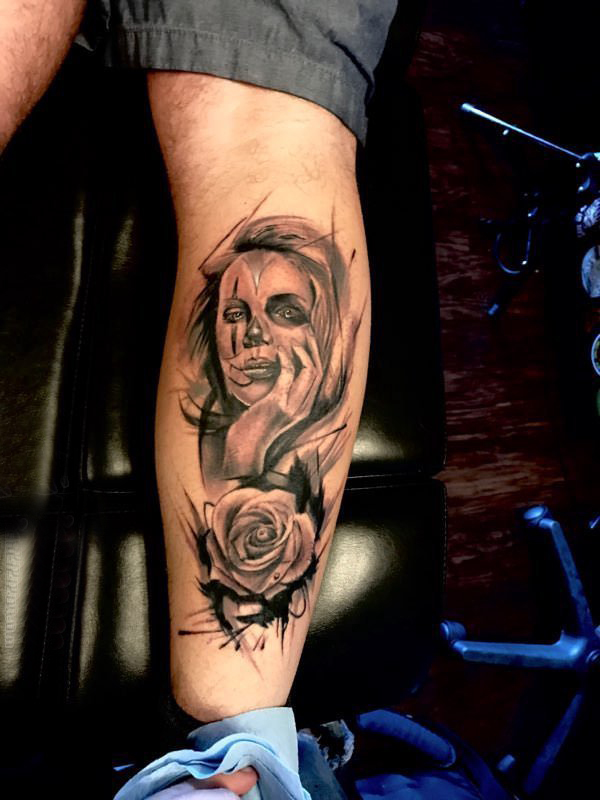 点击大图看下一张：欧美小腿纹身 男生小腿上玫瑰和人物纹身图片