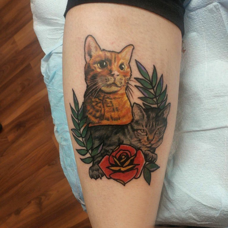 点击大图看下一张：欧美小腿纹身 女生小腿上玫瑰花和猫咪纹身图片