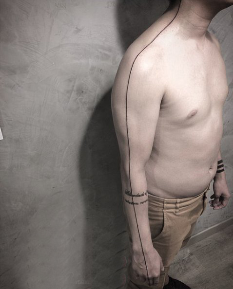 点击大图看下一张：手臂纹身素材 男生手臂上黑色的线条纹身图片