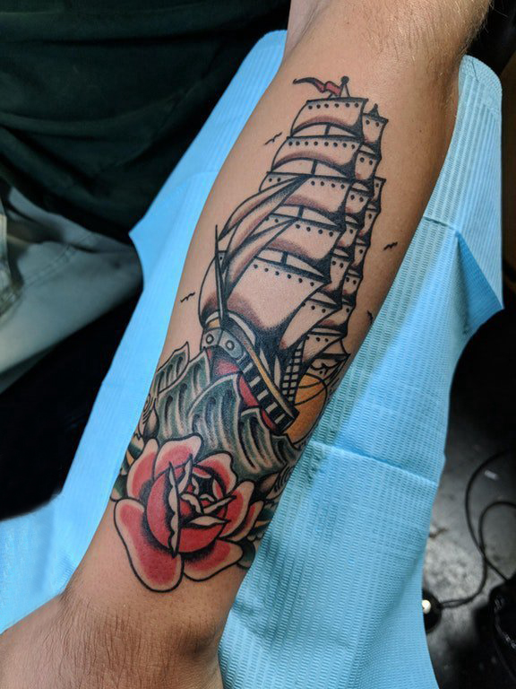 点击大图看下一张：手臂纹身素材 男生手臂上玫瑰和帆船纹身图片