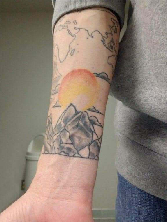 点击大图看下一张：手臂纹身素材 男生手臂上太阳和山脉纹身图片