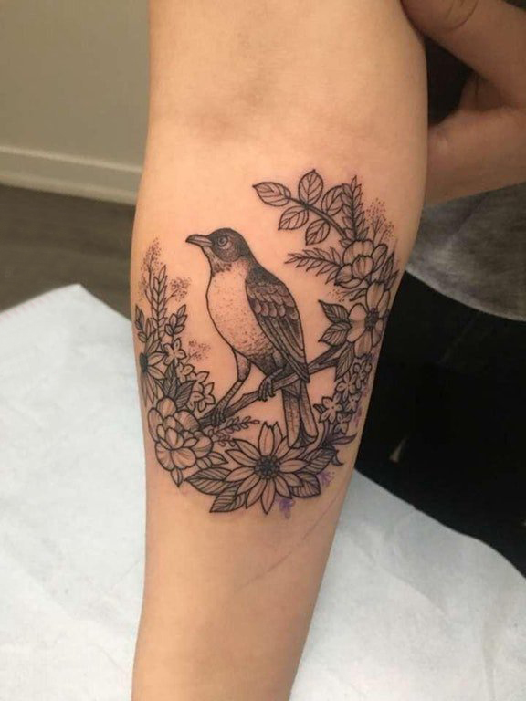 点击大图看下一张：手臂纹身素材 女生手臂上花朵和小鸟纹身图片