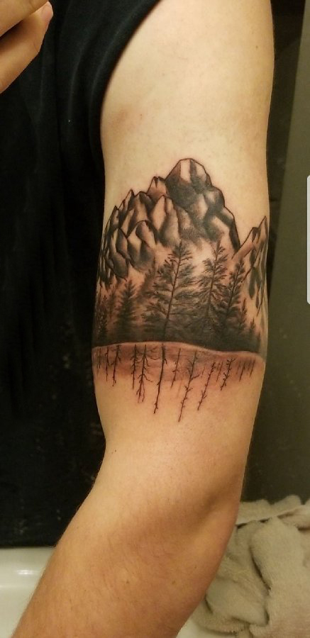 点击大图看下一张：松树纹身 男生手臂上松树纹身图片