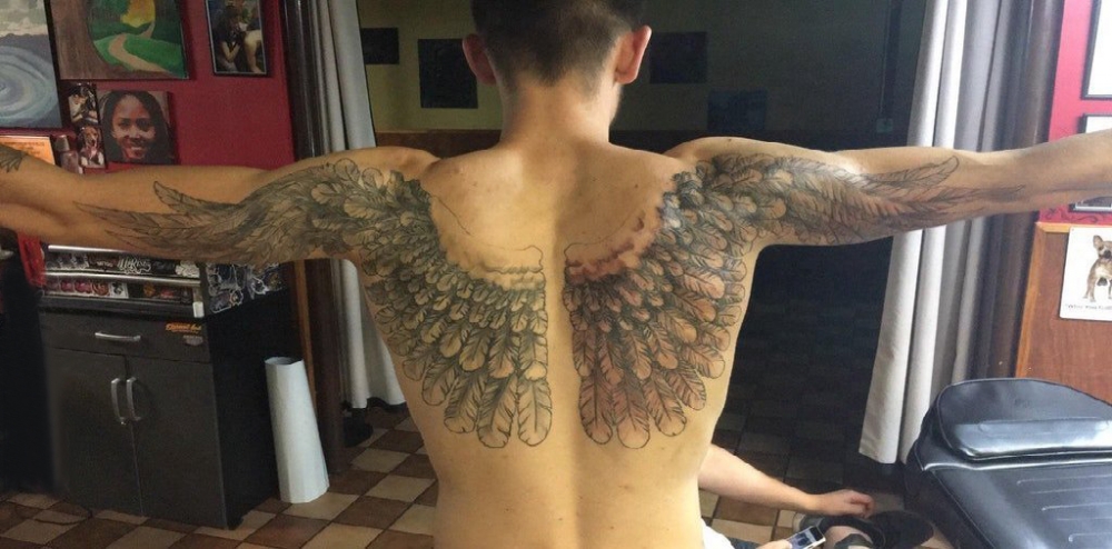 点击大图看下一张：天使翅膀纹身素材 男生背部翅膀纹身图片