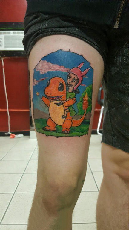 点击大图看下一张：纹身大腿男 男生大腿上彩色的小火龙纹身图片
