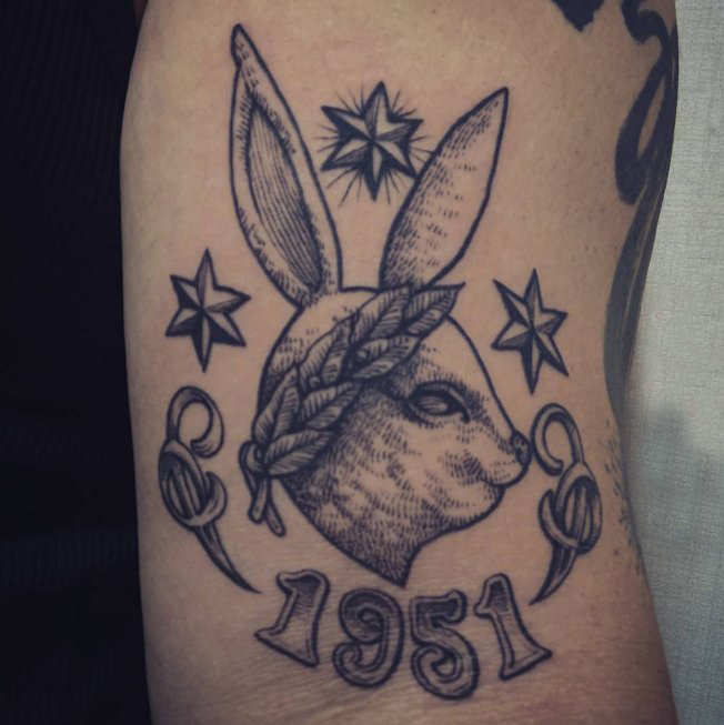 点击大图看下一张：纹身兔 女生手臂上兔子纹身图片