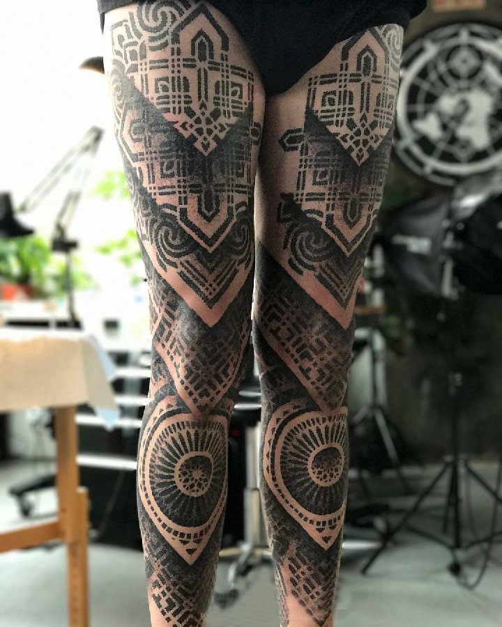 点击大图看下一张：纹身腿部 女生腿部黑色的几何纹身图片