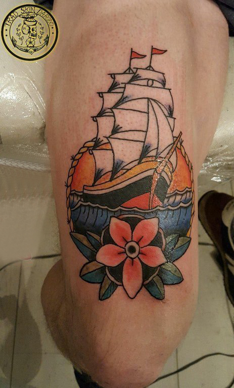 点击大图看下一张：纹身小帆船 男生大腿上帆船纹身图片