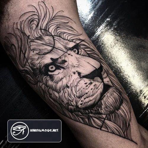 点击大图看下一张：百乐动物纹身 男生大臂上黑色的狮子纹身图片