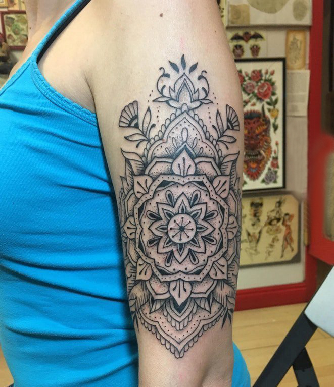 点击大图看下一张：梵花纹身 女生手臂上黑色的梵花纹身图片
