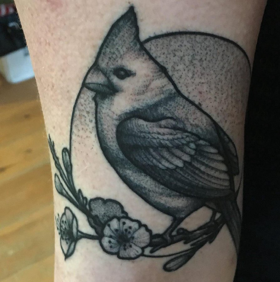 点击大图看下一张：欧美小腿纹身 男生小腿上花朵和小鸟纹身图片