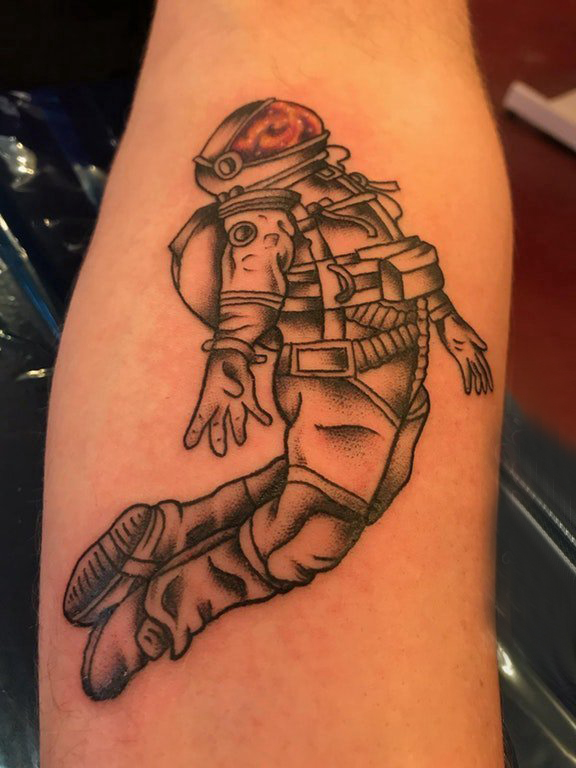 点击大图看下一张：手臂纹身素材 男生手臂上黑色的宇航员纹身图片