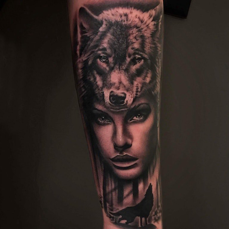 点击大图看下一张：手臂纹身素材 女生手臂上狼头和人物纹身图片