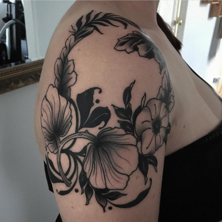 点击大图看下一张：双大臂纹身 女生大臂上精致的花朵纹身图片