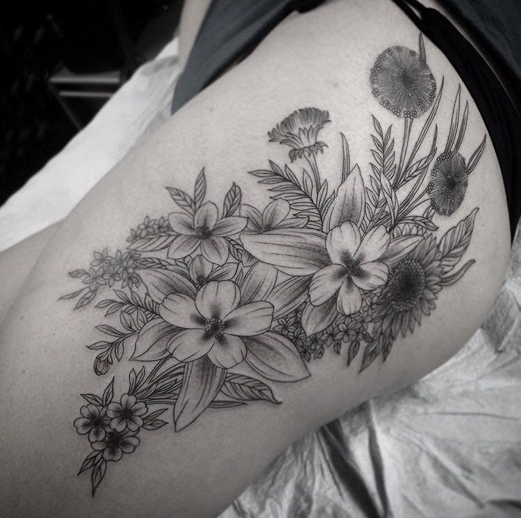 点击大图看下一张：臀部纹身 女生大腿上黑色的植物纹身图片