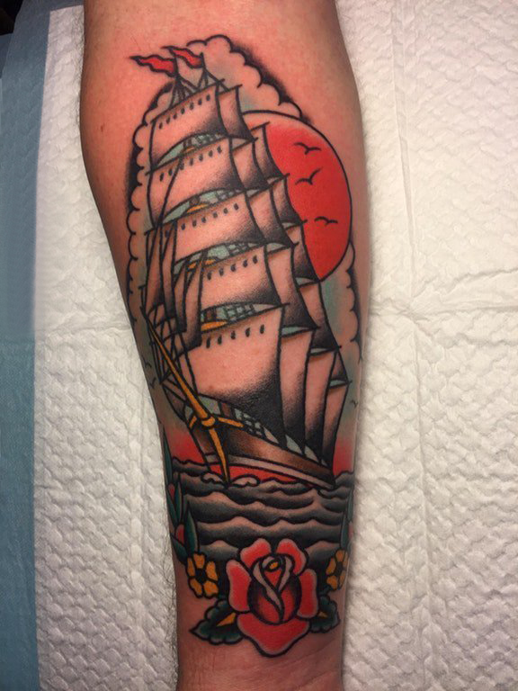 点击大图看下一张：纹身小帆船 女生手臂上帆船纹身图片