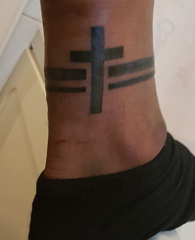 点击大图看下一张：纹身小十字架 男生脚腕上简单十字架纹身图片