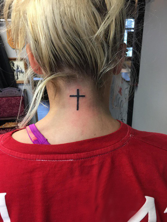 点击大图看下一张：纹身小十字架 女生脖子上简单十字架纹身图片