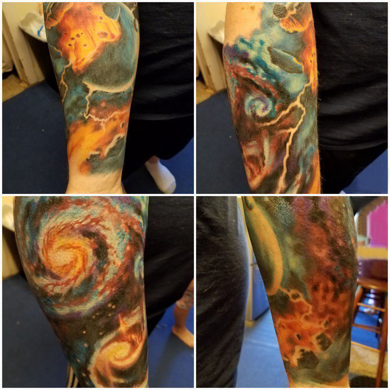 点击大图看下一张：纹身星球 男生手臂上彩色纹身星球纹身图片
