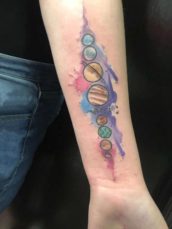 点击大图看下一张：纹身星球 女生手臂上小星球纹身图片