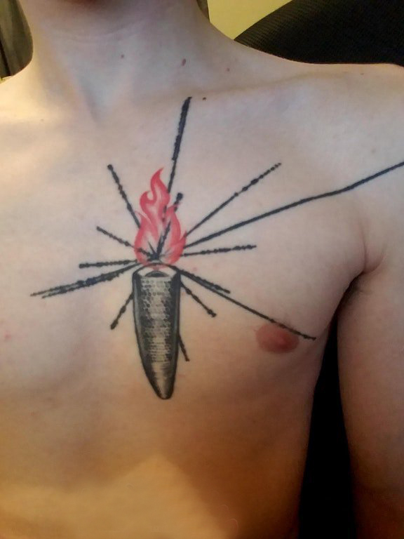 点击大图看下一张：纹身胸部男 男生胸部彩色的蜡烛纹身图片