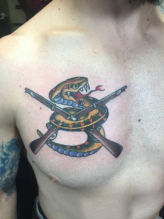 点击大图看下一张：纹身胸部男 男生胸部彩色的枪和蛇纹身图片