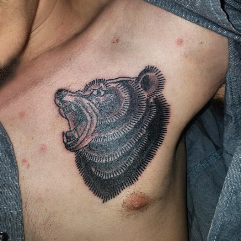 点击大图看下一张：纹身胸部男 男生胸部黑色的熊纹身图片