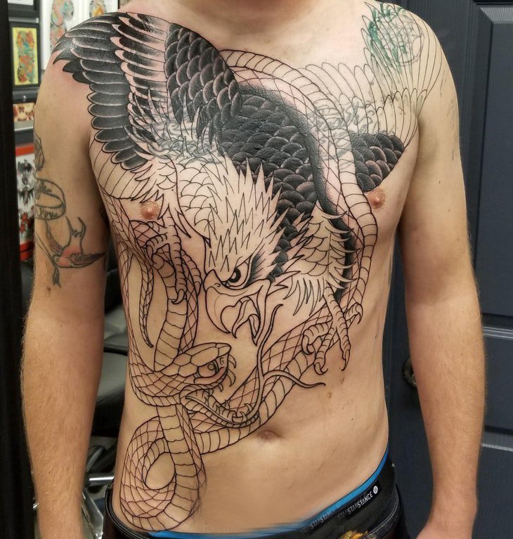 点击大图看下一张：纹身胸部男 男生胸部蛇和老鹰纹身图片