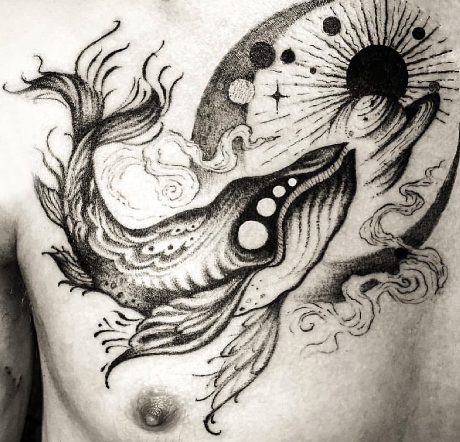 点击大图看下一张：纹身胸部男 男生胸部星球和鲸鱼纹身图片