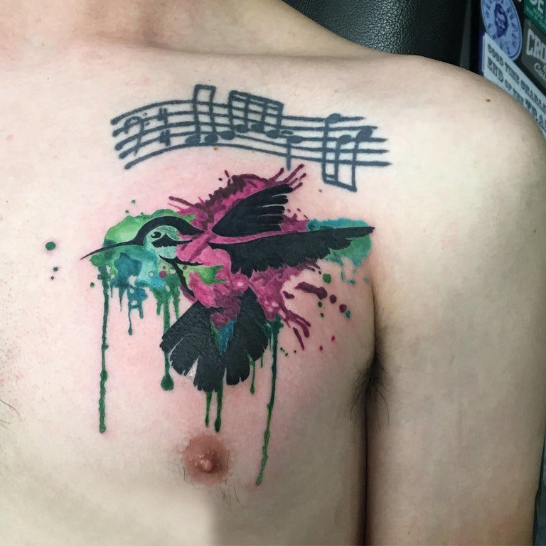 点击大图看下一张：纹身胸部男 男生胸部音符和小鸟纹身图片