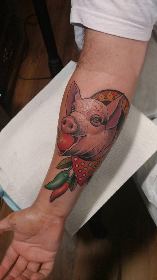 点击大图看下一张：纹身猪 男生手臂上彩绘植物和猪纹身图片