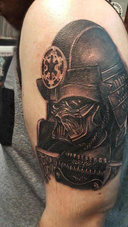 点击大图看下一张：武士头盔纹身 男生大臂上黑色的武士纹身图片