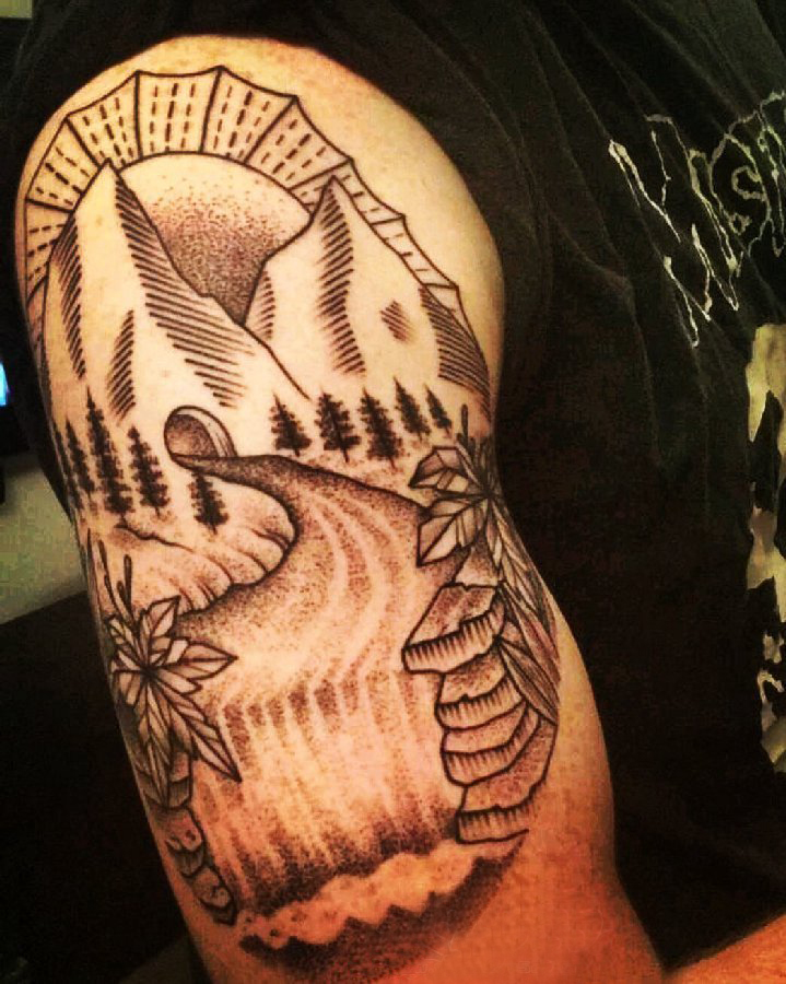 点击大图看下一张：小山峰纹身 男生手臂上风景纹身图案