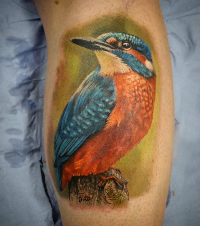 点击大图看下一张：小腿对称纹身 男生小腿上彩色的小鸟纹身图片