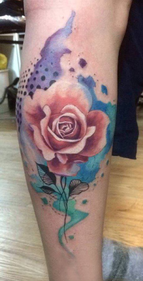 点击大图看下一张：小腿对称纹身 女生小腿上彩色的玫瑰纹身图片