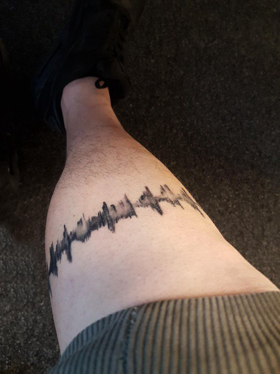 点击大图看下一张：心电图纹身图片 男生小腿上心电纹身图片